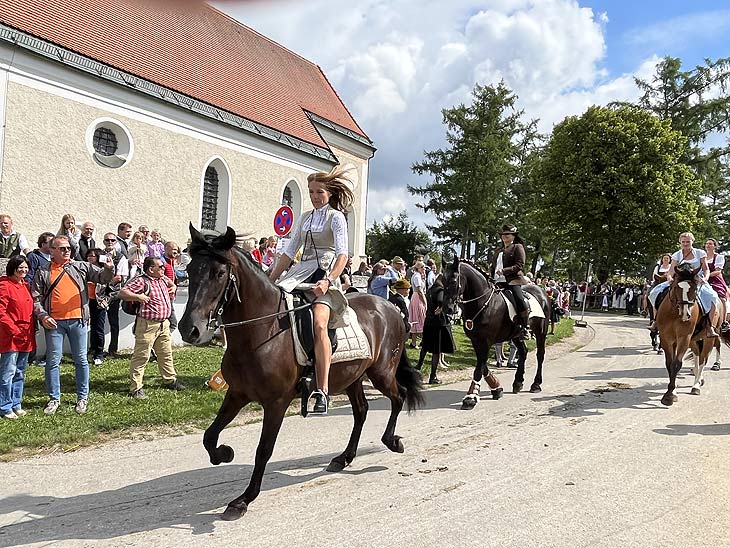 Leonhardi Fahrt Siegertsbrunn (©Foto: Martin Schmitz)